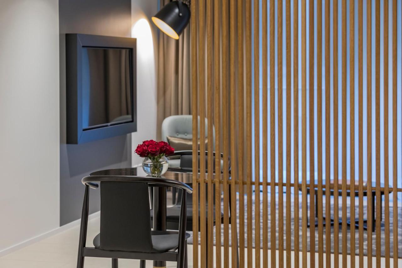 Skye Suites Sydney Esterno foto A room divider