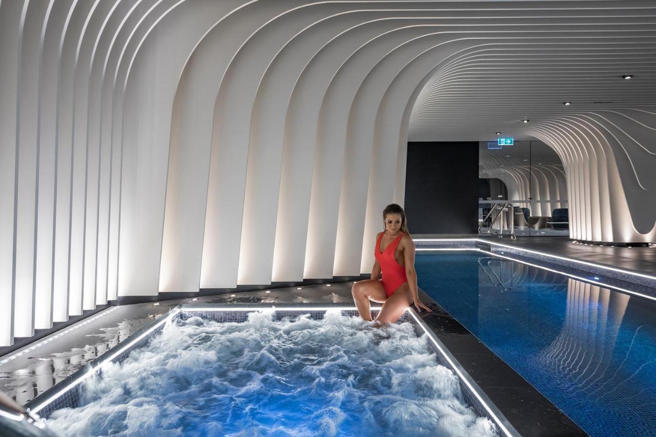 Skye Suites Sydney Esterno foto The spa at The Dorchester