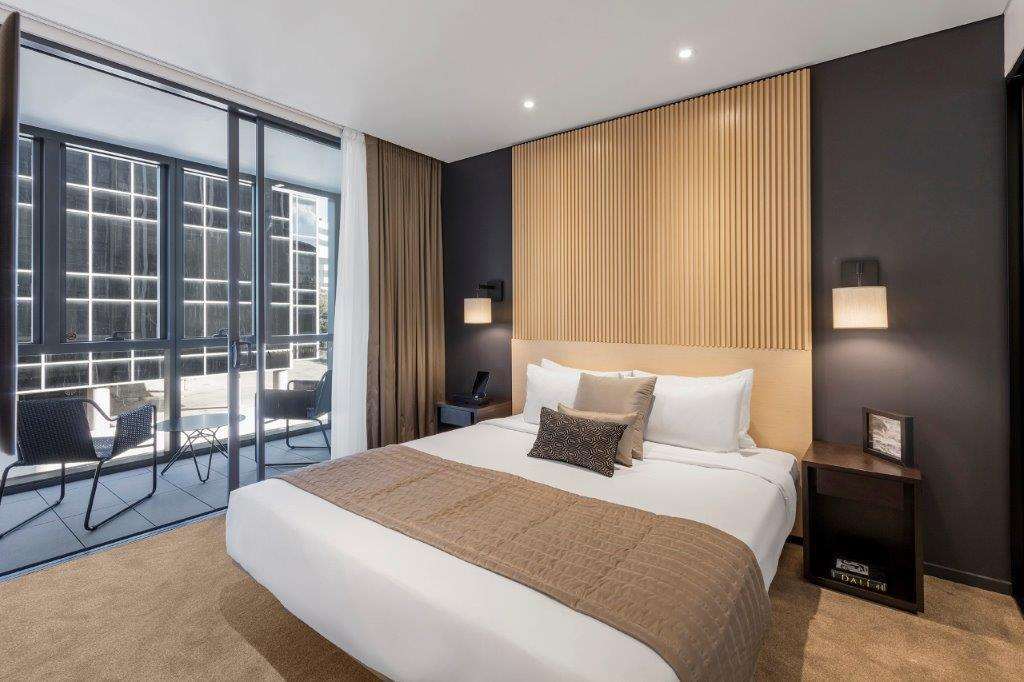 Skye Suites Sydney Camera foto A bedroom at the hotel