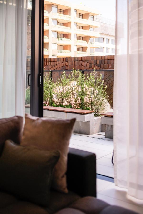 Skye Suites Sydney Esterno foto A view of the garden from the living room
