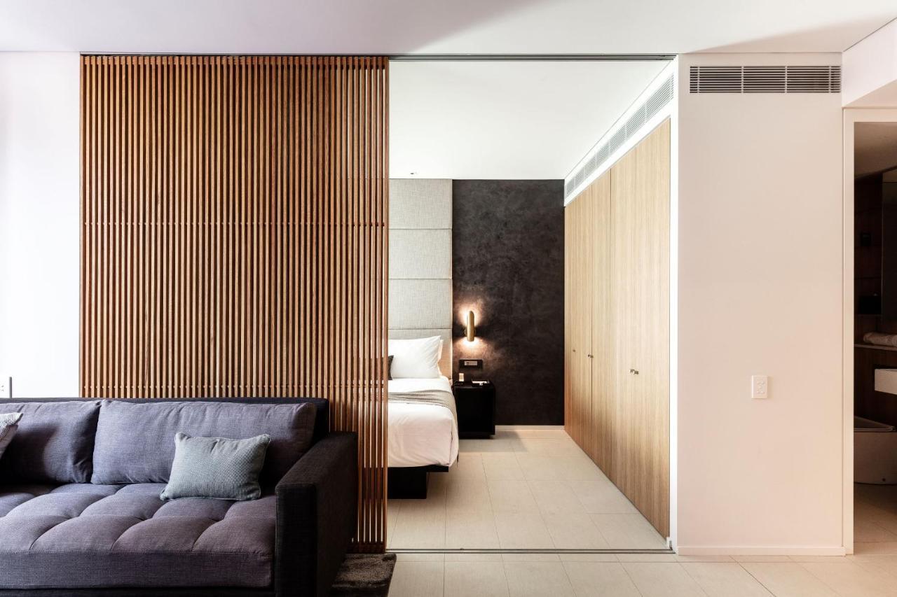 Skye Suites Sydney Esterno foto A sliding door